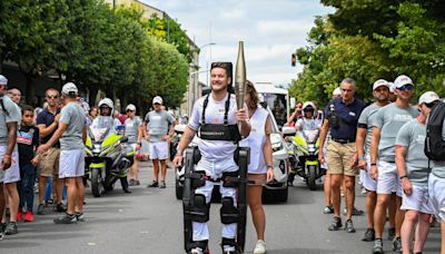 Kevin Piette entre dans l’histoire en portant la flamme olympique avec son exosquelette