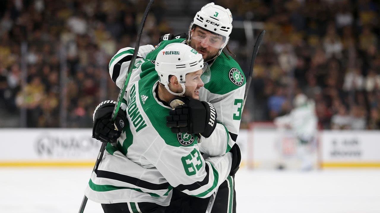 Johnston scores again and Stars beat Golden Knights 4-2 in Game 4 to even series