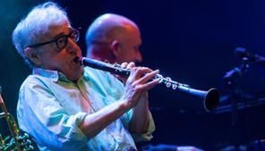 Woody Allen llega a Barcelona para presentar su nueva película e inaugurar el Festival de Jazz