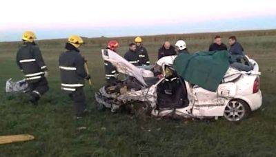 Una mujer de 20 años y su bebé de 11 meses murieron en un choque con una camioneta en la que viajaban cuatro jóvenes en Pergamino