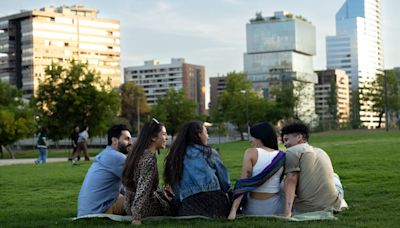 Radiografía de los jóvenes chilenos: individualistas, responsables e interesados en el dinero