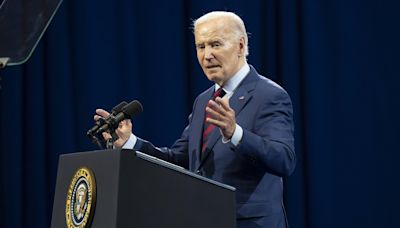 Biden se reúne con familiares de los policías muertos en un tiroteo en Carolina del Norte