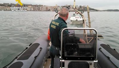 La Guardia Civil rescata a un hombre de 74 años en una embarcación en el Puerto Marina de Santander