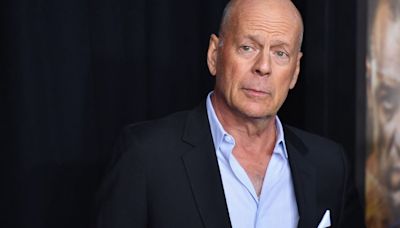 Paparazzean a Bruce Willis tras diagnóstico de demencia frontotemporal e impacta por cómo luce