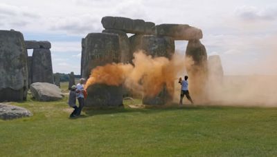 VIDEO: Activistas ambientales dañan con pintura el Stonehenge; hay dos detenidos