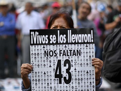 Claudia Sheinbaum se reúne por primera vez con padres de los 43 estudiantes de Ayotzinapa tras encuentro con López Obrador