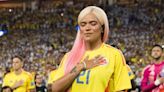 Karol G cantó el himo nacional de Colombia en la final de Copa América 2024, y recibe comentarios divididos: ‘Viven del autotune’