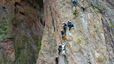 Escaladores quedaron atascados a 1.000 metros de altura durante más de una hora “por exceso de gente”