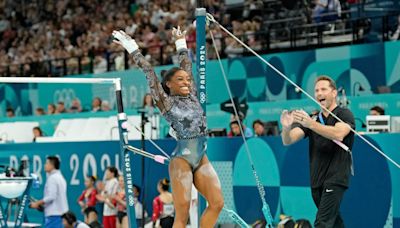 Olympic gymnastics live updates: Simone Biles puts on a show despite tweaking left calf