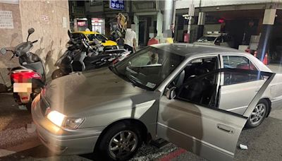 高雄男駕車撞進騎樓釀3機車毀損 疑心肌梗塞送醫搶救不治 - 社會