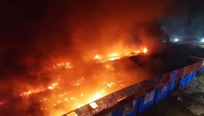 Voraz incendio destruye recién inaugurado mall chino en comuna de El Monte