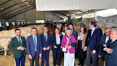 Carmen Crespo destaca el papel de la ganadería de Los Pedroches, en Córdoba, para seguir impulsando el mundo rural