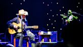 See Willie Nelson and Kermit the Frog Finally Perform ‘Rainbow Connection’ Together