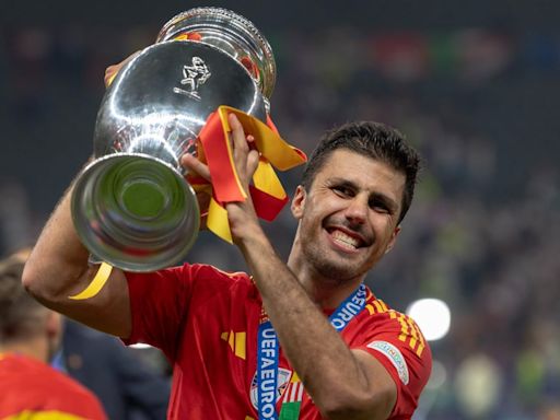 Rodri Deserves Ballon D'or After Revolutionising Defensive Midfield Role, Says Lucas Leiva