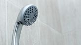El truco infalible para aumentar la presión de las llaves de tu baño sin un plomero