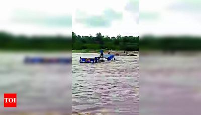 Two persons rescued from flooded Panam river on tractor-trolley | Vadodara News - Times of India