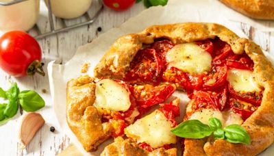 Tarte à la tomate et chorizo gratiné à la mozzarella : la recette facile et addictive de l’été