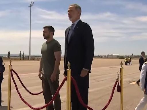 Felipe VI recibe en Barajas a Zelenski