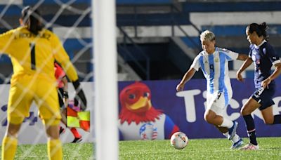 Argentina cayó ante Paraguay, pero mantiene viva la esperanza mundialista