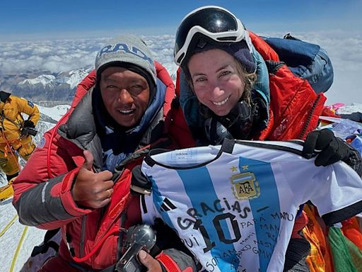 Una argentina hizo cumbre en el Everest y rompió un récord mundial