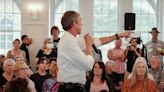 Bad word or bad acting? Beto O’Rourke spins 180°, shouts at Abbott sign guy over AR-15s