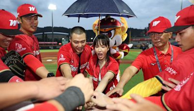 「血‧拾人生」張睿家與魏蔓擔任味全龍開球嘉賓 | 蕃新聞