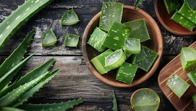 Cómo aplicar cubos de hielo de aloe vera para hidratar el rostro y eliminar las ojeras