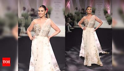 'Afreen-Afreen' girl Lisa Ray makes a stunning comeback for Rahul Mishra at India Couture Week - Times of India