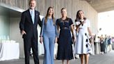 Leonor deslumbra con su ‘look’ en los Premios Princesa de Girona mientras que Letizia y Sofía escogen temporadas pasadas