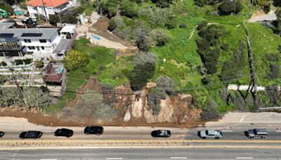 Pacific Coast Highway blocked along stretch in Malibu by small landslide