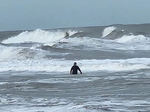 Robó, huyó y lo pescaron. Se metió al mar para intentar escapar de la policía: se entregó porque el agua estaba helada