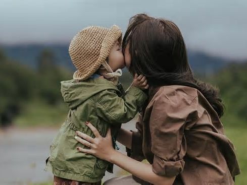 Festa della mamma, in Italia la seconda domenica di maggio. Tante le usanze nel mondo