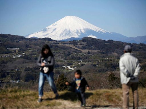 富士山脫序行為頻傳 日本山梨縣官員：考慮禁止輕裝者登山