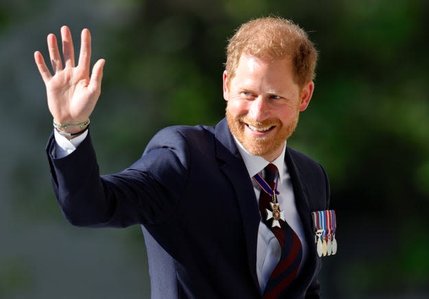 People Are Emotional After Prince Harry Received A Hero’s Welcome And Was Supported By Princess Diana’s ...