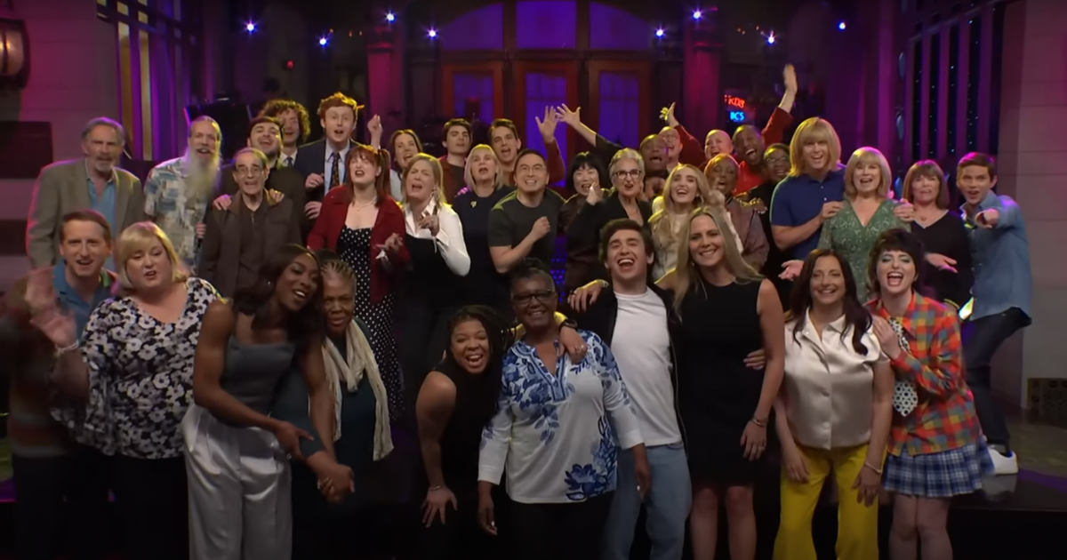 The SNL Cast Got Their Moms Cue Cards for Mother’s Day