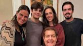 Faustão aparece radiante em foto com a família após transplante de rim