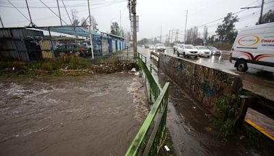 “Tenemos un desborde que es inminente”: Realizan labores para evitar que canal Santa Marta colapse en Maipú - La Tercera