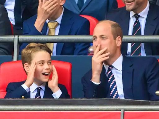 10歲喬治王子驚喜現身！黏老爸看球賽 撥髮耍帥如小大人