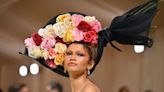 ¿Y Rihanna? Zendaya cierra la Met Gala 2024 con impresionante sombrero de ramo de flores