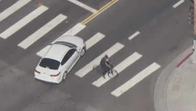 Five suspects jump out of stolen car after pursuit with LAPD