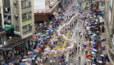 元朗天后誕會景巡遊雨中舉行 大批市民夾道觀看