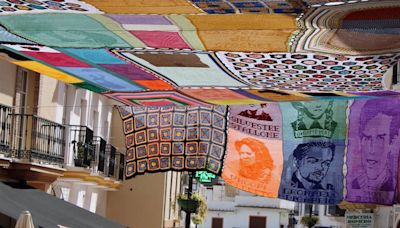 Un toldo de crochet gigante en Alhaurín de la Torre (Málaga) incluye a reconocidos actores y actrices de cine