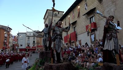 Cocentaina recrea con la Entrada Cristiana el desfile del bando de la cruz