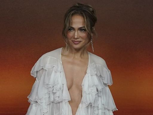 Jennifer Lopez pasea sola por las alfombras rojas mientras se suman más rumores sobre su crisis con Ben Affleck