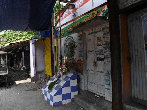 Government plot stalls set up decades ago on Prince Anwar Shah Road in south Calcutta