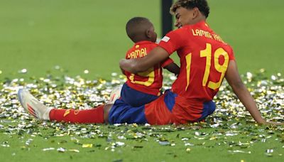 La tierna celebración de Lamine Yamal junto a su hermano pequeño