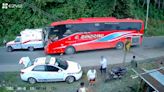 VÍDEO: Las duras imágenes del atropello de un autobús a varios sanitarios y heridos tras sufrir un accidente de tráfico