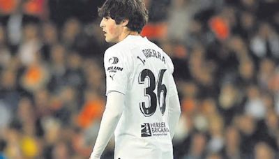 Javi Guerra tiene un ofertón de Champions para salir del Valencia CF