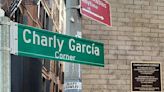 Charly García vive para siempre en Nueva York: la esquina de la tapa de Clics Modernos ahora lleva su nombre
