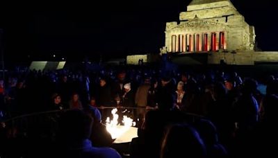 Thousands gather in Melbourne to honour ANZACs